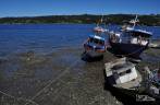 A maré seca deixa os barcos na areia em Dalcahue, na costa leste da ilha de Chiloé, no sul do Chile